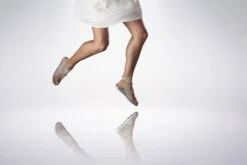 Sorel Torpeda Ankle Strap All Over Suede Sandals - Women's|-|Sandales à Sangle Torpeda En Suède Intégral Femme -Sorel Sales Store SRL 1735041 7EDove 20 20White 7EModel 20Three