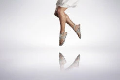 Sorel Torpeda Ankle Strap All Over Suede Sandals - Women's|-|Sandales à Sangle Torpeda En Suède Intégral Femme -Sorel Sales Store SRL 1735041 7EDove 20 20White 7EModel 20Two