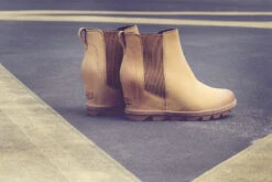 Sorel Joan Of Arctic II Wedge Chelsea Boots - Women's|-|Bottes Chelsea à Semelle Compensée Joan Of Arctic II - Femme -Sorel Sales Store SRL 1808551 7ECamel 20Brown 7ELifestyle 20Three 354f7589 789f 4850 b643 373ef5773687