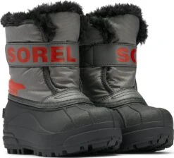 Sorel Snow Commander Boots - Little Kids|-|Bottes Snow Commander - Petit Enfant -Sorel Sales Store SRL 1869561 7E 7EDetail1 20Quarry 20 20Cherrybomb 0a010538 4ca7 4ebd abfb 9e92fa89fffb