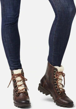 Sorel Phoenix Short Lace Cozy Boots - Women's|-|Botte à Lacets Douillette Phoenix Short Lace - Femme -Sorel Sales Store SRL 1877191 7E 7EDetail6 20Burro